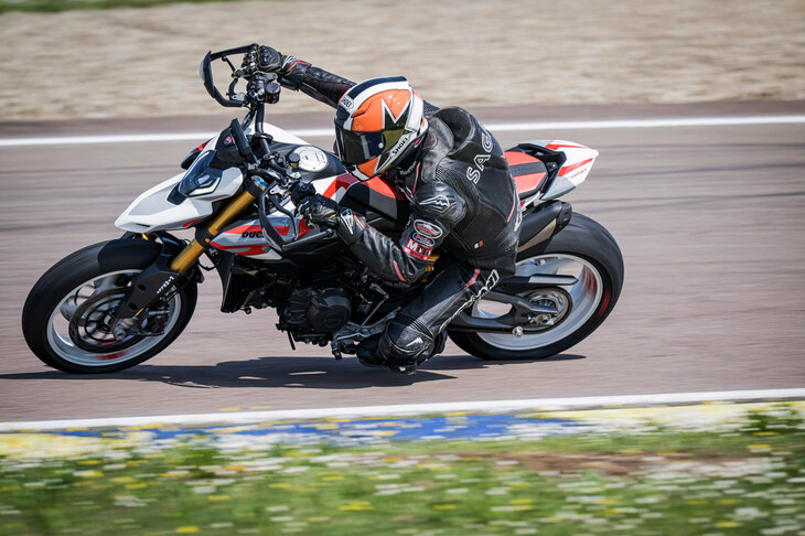 刺激的なパフォーマンスと優れたライダビリティーを併せ持つマシンに仕上がっていた「ハイパーモタードV2」。“バイクに乗る喜び”をここまでピュアに追求したマシンは、そうはないだろう。