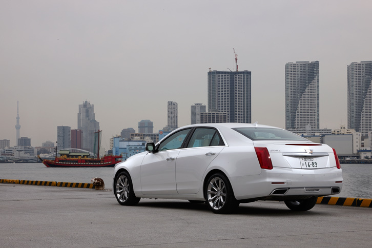 2013年のニューヨークショーの前夜祭で世界初公開された現行型「キャデラックCTS」。日本では2014年4月に発売された。