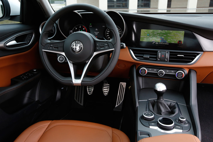 往年のアルファ・ロメオ車を彷彿（ほうふつ）とさせる、巨大な2眼式のメーターが特徴的な運転席まわり。近年でも、Ｄセグメントモデルの「156」や「159」に同様の意匠が見られた。