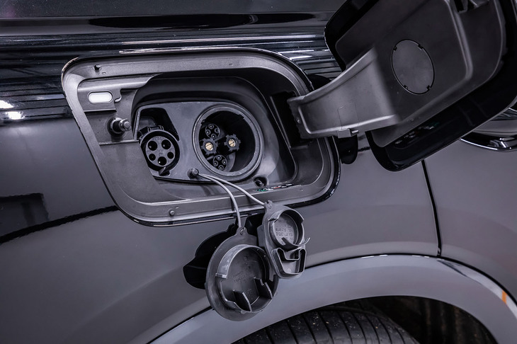 充電用ポートは右リアフェンダーに備わっている。アウディは、ポルシェやフォルクスワーゲンと組んでPCA（プレミアムチャージングアライアンス）と呼ばれる自前の超急速充電ネットワークを構築中だ。