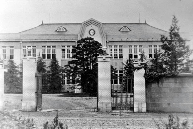 1925年に稼働した、東京工場の本館の写真。現在の東京都杉並区荻窪に位置していた。