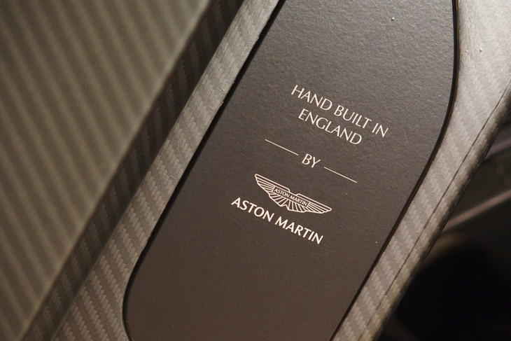 アストンマーティン・ヴァルハラ（ドアプレート）