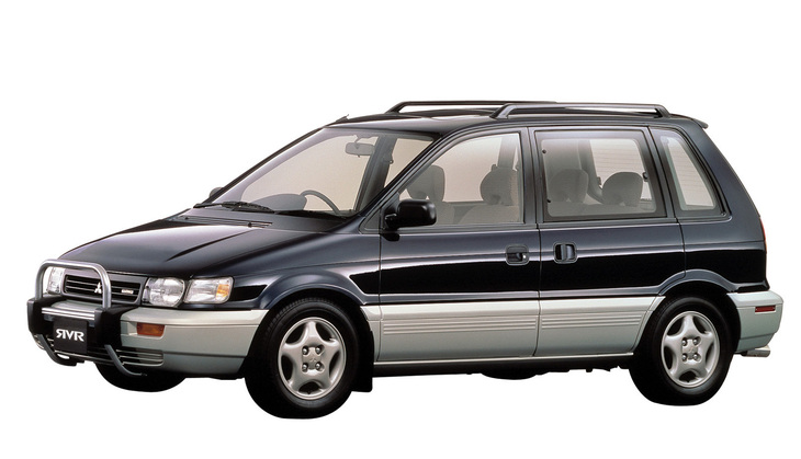 1991年に登場した初代「RVR」。右側はフロントのみ、左側はフロントとスライド式リアドア、それにテールゲートという変則4ドアを備えたトールワゴンボディーを持ち、「ライトデューティーRV」と称していた。