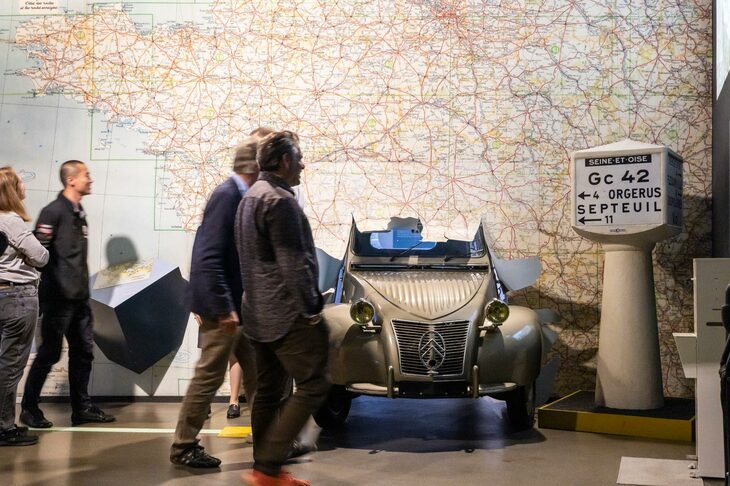 ミシュラン本社に併設される「L'Aventure Michelin」にて、同社の歴史を学ぶ。タイヤで有名なミシュランは、草創期にはボランティア同然で標識を敷設するなど、フランス国内の道路交通の整備に貢献していた。今日の「ミシュランガイド」もその名残で、当時はタイヤの修理方法や、ガソリンスタンドや自動車修理工場のリスト、遠出で重宝するレストランや宿泊施設の情報などをまとめたものだった。