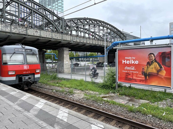 ハッカーブリュッケ駅のホームで。右端のコカ・コーラの広告には「Made in Germany」の文字が。
