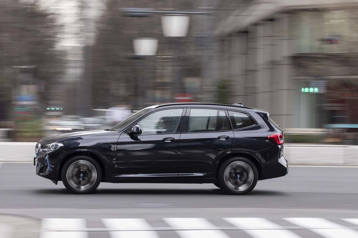 高性能モデルといえど、BEVのパワーユニットは、ただただ静か。そのぶんタイヤの静粛性や上質感が強く意識されてくる。