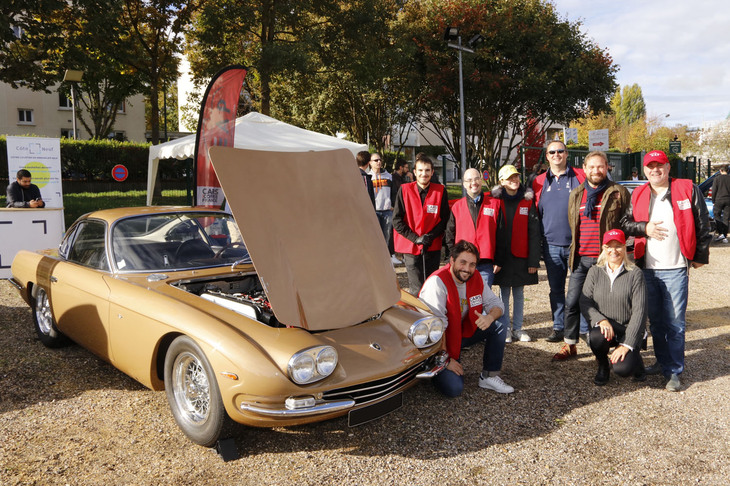 「ランボルギーニ400GT」の横にスタッフが全員集合。彼らの晴れ晴れとした笑顔を見よ。