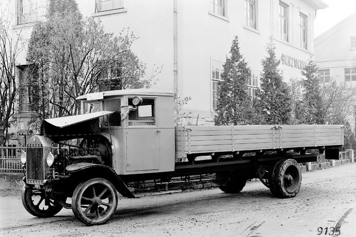 排気量の割に大型となる反面、燃費に優れたディーゼルエンジンは、自動車の分野ではまずはトラクターやトラックなどの動力源として研究が進められた。写真はベンツの4気筒ディーゼルエンジンを搭載したトラック（1923年）。