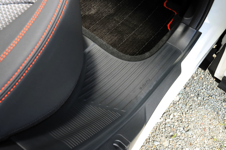 リアシートとドアの間は、ルーフレールへのアクセス性を高めるステップのような形状となっている。