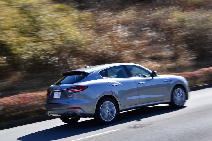 足まわりはフロントがダブルウイッシュボーン式でリアがマルチリンク式。走行モードの切り替えや手動操作により、最大で85mm車高が変化する。