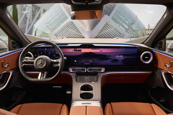 新型「GLC」のインストゥルメントパネルまわり。ダッシュボード全体を一枚のディスプレイとした点が新しい。既存のモデルでも類似した意匠はあったが、いずれも複数枚のディスプレイに一枚のカバーパネルをかぶせただけだった。