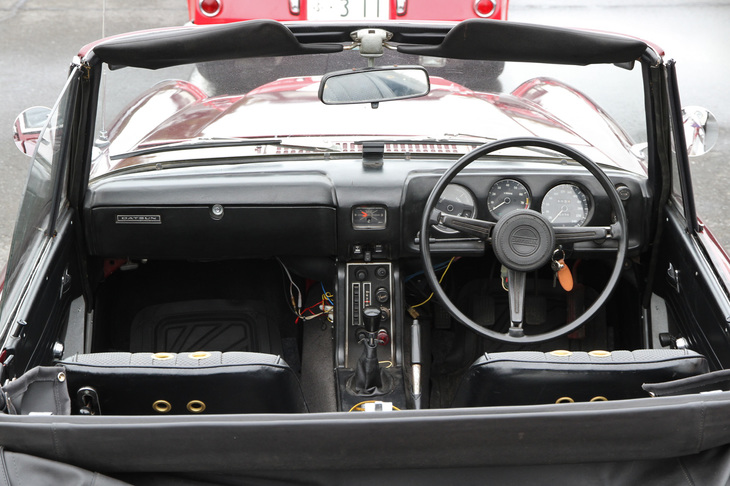 これも旧車イベントで見た後期型SR311のインテリア。デザインを一新し、クラッシュパッドが貼られたインパネ上のメーターは3個にまとめられ、近代的にはなったがスポーツカーらしさは薄れた。ステアリングホイールのセンターにも大きなクラッシュパッドが付く。縦配置のラジオは国産初だった。この個体では外されているが、シートにはヘッドレストが付けられた。