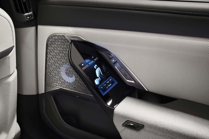 後席のドアパネルには、シートや空調を操作するための5.5インチ液晶パネルが備わる。