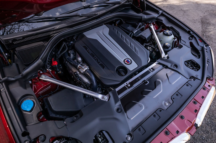 「クワッドターボ」と呼ばれる、シーケンシャル2ステージターボが2基搭載される「XD4」の3リッター直6ディーゼルエンジン。最高出力388PS、最大トルク770N・mを発生する。