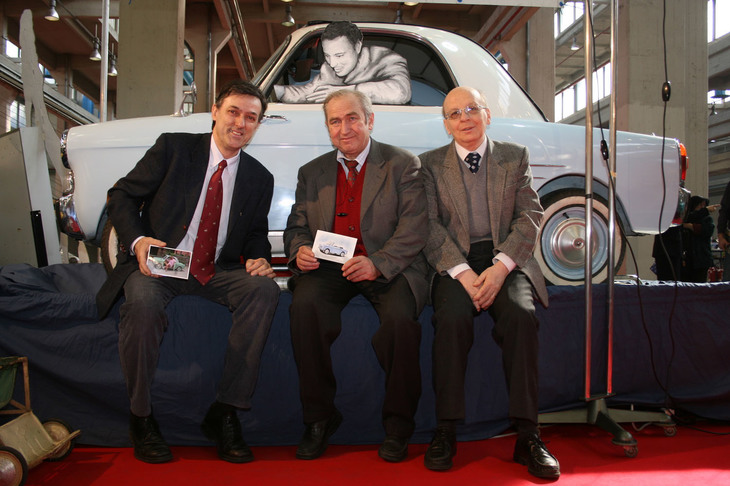 フィアットのジョヴァンニ・アニエッリ氏やピレリのアルベルト・ピレリ氏などが出席した、1957年の「ビアンキーナ」のお披露目会のシーンを、レジストロ・アウトビアンキのマルコ・レルダ会長（左）と仲間たちがまねる。運転席の“アニエッリ”は地元美術学校の生徒に作ってもらったという。2007年撮影。