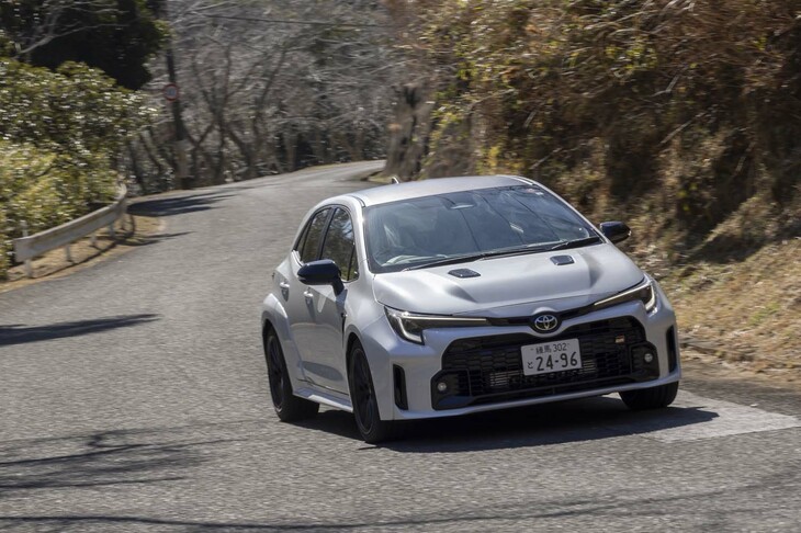 足まわりはフロントがストラットでリアがダブルウイッシュボーン。ブッシュのピロボール化やスプリングおよびダンパーの強化が施されているが、乗り心地は悪くない。