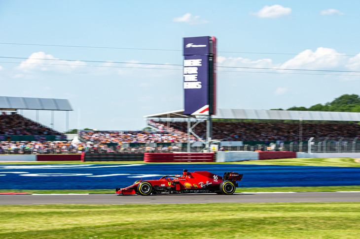 今季過去9戦で表彰台はなかったものの、最高4位を含む7レースで得点を重ねていたフェラーリのルクレール（写真）。イギリスGPでは予選、スプリント予選を通じて4位をキープ。レースではまさかのトップ快走を披露し、あと2周半というところまでその座を守り続けたが、猛追するハミルトンに屈し2位フィニッシュ。ポディウムでは爽やかな敗者の表情を見せていたが、ゴール直後の無線ではつかみかけた勝利を逃した悔しい思いを吐露していた。チームメイトのカルロス・サインツJr.は、スプリント予選でジョージ・ラッセルのウィリアムズと接触しながら10番グリッド。レース中はピット作業が遅れ、また前を走るマクラーレンのダニエル・リカルドを攻略できず6位だった。（Photo=Ferrari）