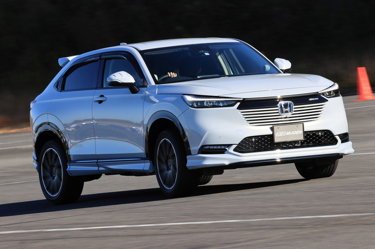 無限の用品を装着した「ホンダ・ヴェゼルe：HEV Z」。主としてモーターがタイヤを駆動する「e：HEV」モデルでは、スポーツマフラーの装着による排気効率の向上が走りにどう影響するのか気になるところだったが、今回の試乗では、その効果を感じることはできなかった。