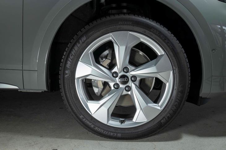 「Sライン」のタイヤサイズは235/55R19が標準だが、試乗車にはオプションの255/45R20タイヤが装着されていた。