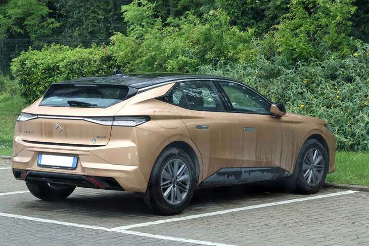 「DS 4 E-TENSE」。一見煩雑だが、観察すると側面と後方で、途切れながらも連続しているキャラクター／ルーフラインが多い。