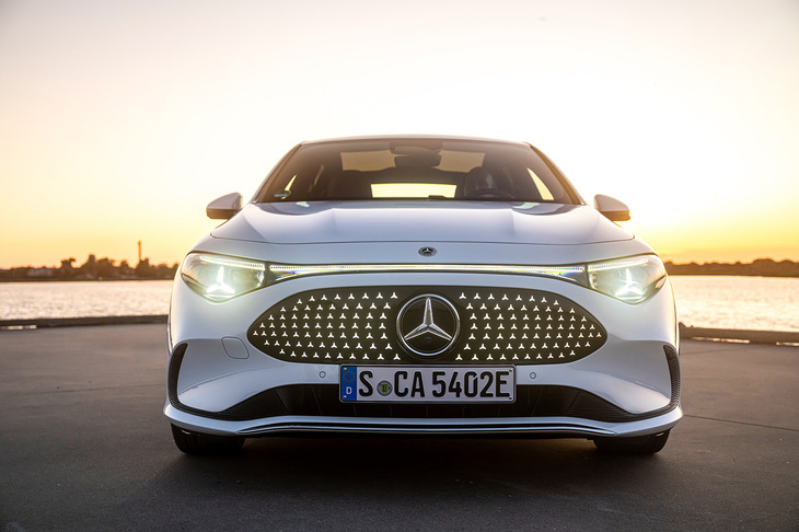 スリーポインテッドスターをかたどったヘッドランプが新世代モデルであることを印象づける。空力性能を示すCd値は0.21を実現している。