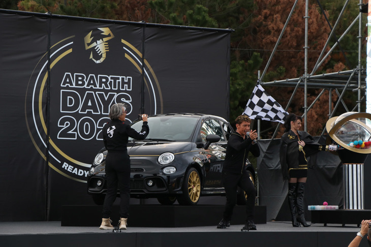 セロによるマジックショーの後は、閉会式へ。この日、「アバルト124スパイダー」が終売となることや、FCAジャパンが確保している最後の一台をオンラインでのチャリティーオークションにかけることが、正式に発表された。