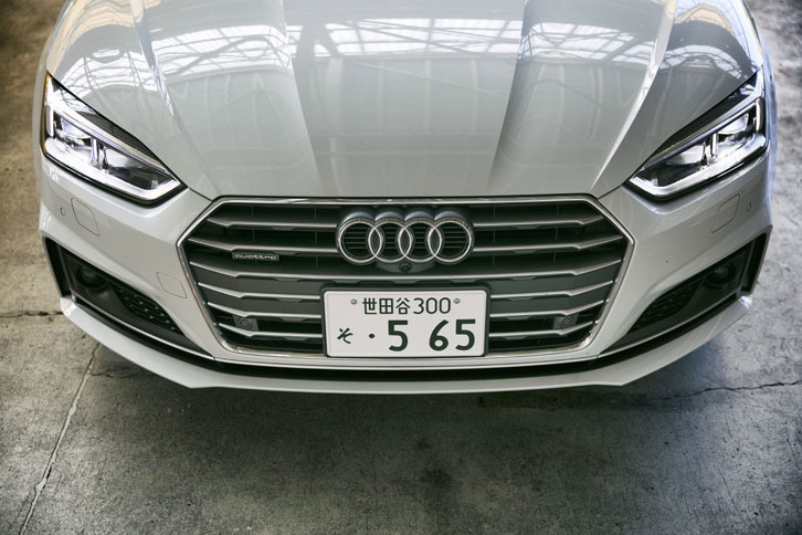 シングルフレームグリルは従来型より幅が広くなった。その上端より少し高い位置にシャープな目つきのヘッドランプが配置されている。