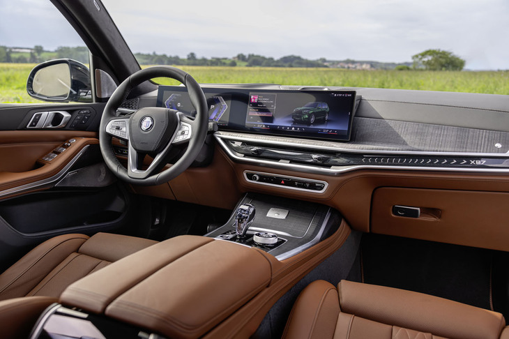 内装は「エクステンデッドレザー・インテリア」を標準とし、オプションで「ラヴァリナフルレザー・インテリア」が選択できる。