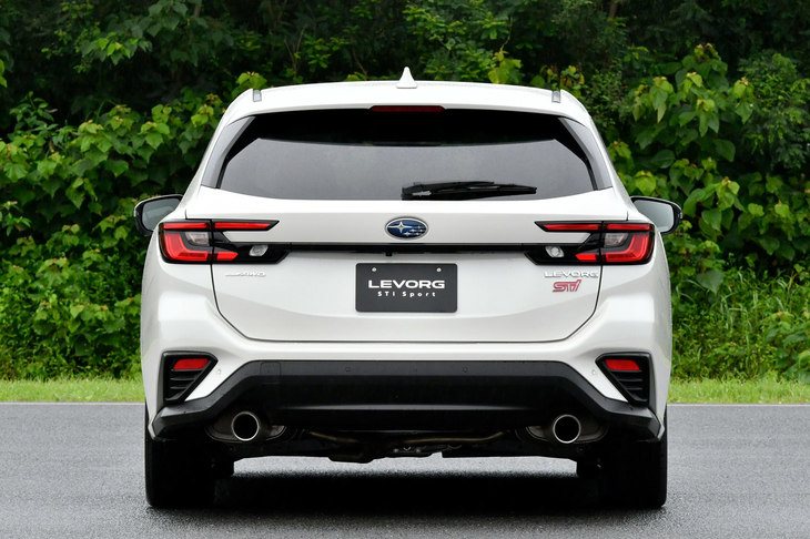C字型のテールランプが目を引くリアまわり。「STI Sport」系のグレードでは、大型のマフラーカッターや「STI」のバッジも特徴となる。