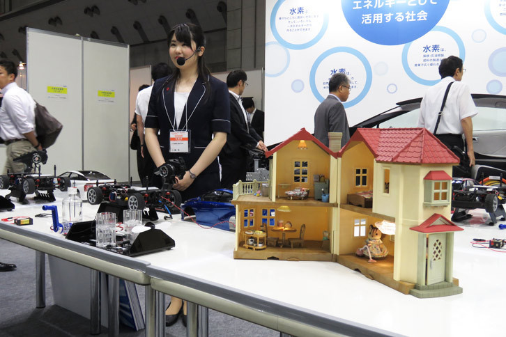 「プリウスPHV」と並んでトヨタブースの主役となっていたのが、水素燃料電池技術の展示。こちらはその仕組みを学ぶ、体験型の実演コーナーだ。