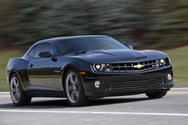 2009年登場の5代目「シボレー・カマロ」。1966年登場の初代のオマージュである。