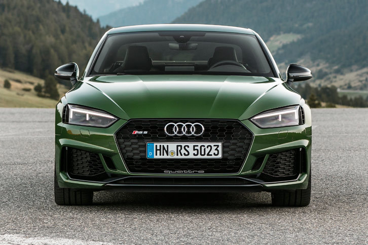 「RS 5」は幅広のタイヤを収めるためにフェンダーを拡大。これにともない、標準モデルより全幅が15ｍｍ拡幅している。