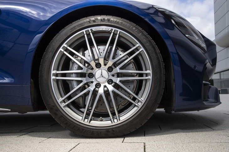 チタニウムグレーペイントが施された、19インチのAMG10ツインスポークアルミホイール。タイヤはミシュランの「パイロットスーパースポーツ」が組み合わされていた。