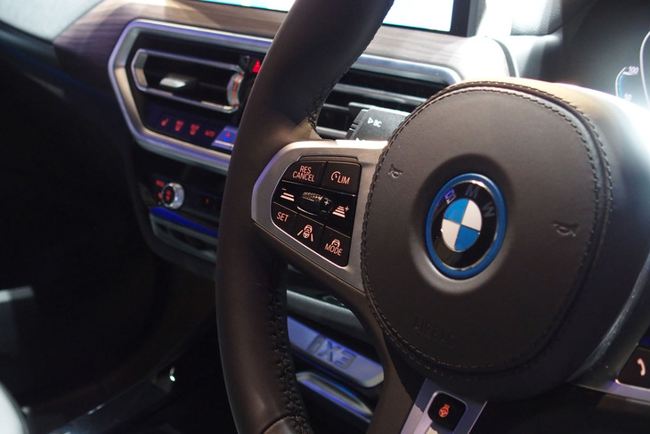 BMW iX3（ステアリングホイール）