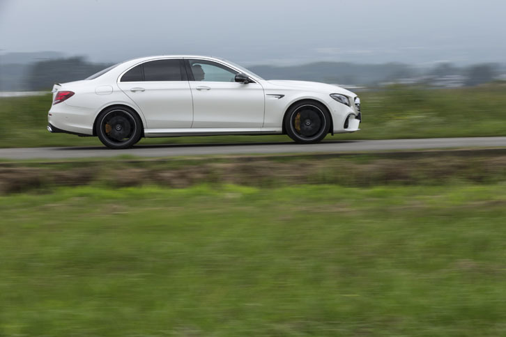 すっきりとしたシルエットを描く「メルセデスAMG E63 S 4MATIC＋」のサイドビュー。リアに大きなウイングの類いはなく、控えめにトランクリッドスポイラーリップが備わるのみ。