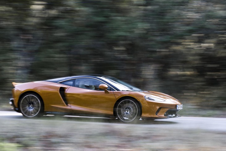 「マクラーレンGT」にはリフトアップ機構が備わっており、必要に応じてフロントのグランドクリアランスを20mm拡大（110mm→130mm）できる。