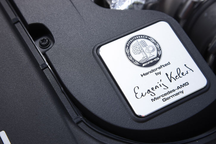 エンジンルーム内に見られるネームプレート。エンジンの組み立てを担当した職人の名が記されている。