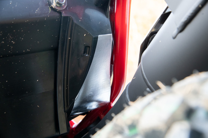 バッテリーをマフラーの熱から守るために貼られた、遮熱材。ニュースでは1行の文章で終わってしまうような改良にも、エンジニアの試行錯誤が詰まっているのだ。