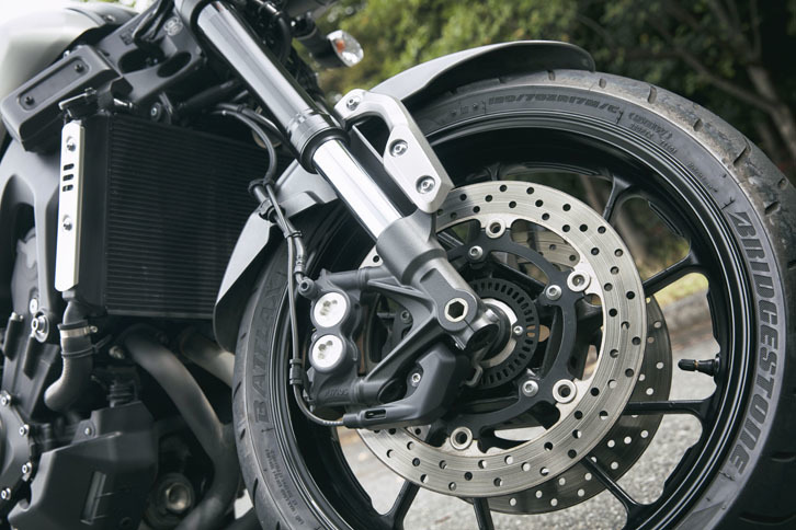 フロントブレーキは、対向4ピストンのキャリパーと298mm径のディスクで構成される。ABSも備わる。