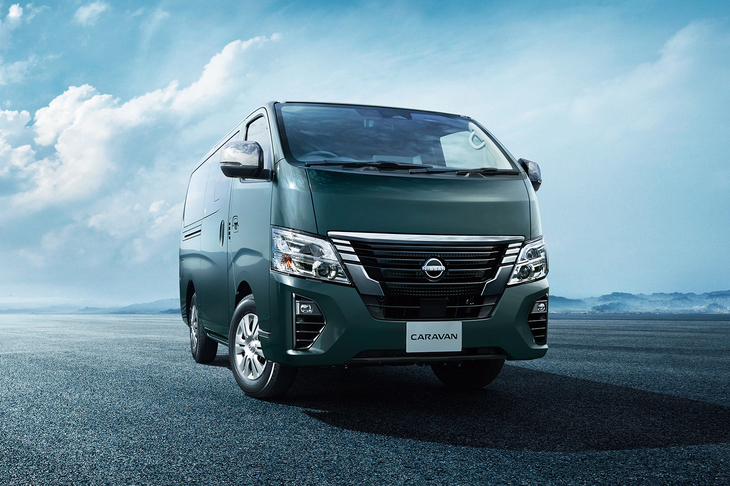 「トヨタ・ハイエース」最大のライバル「日産キャラバン」。しかし、キャラバンの近年の販売台数は年間1万5000台程度であり、ハイエースはその2～3倍と、大きく差をつけている。