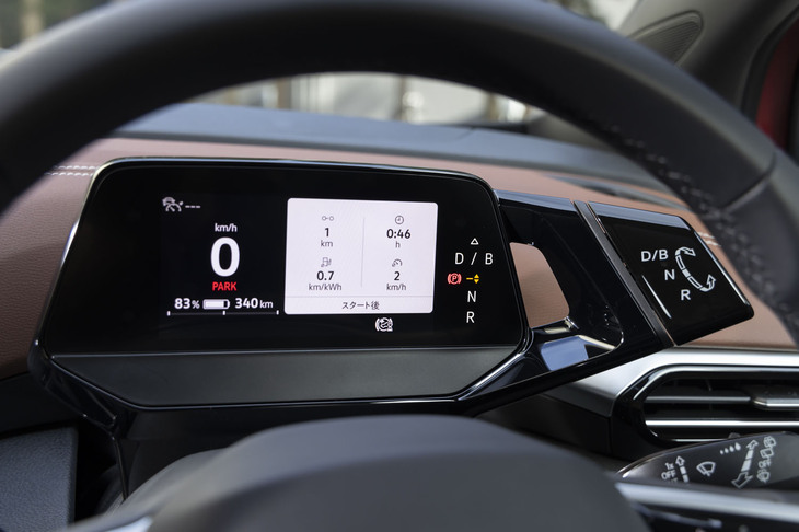 液晶式のメーターパネルはコンパクトながら、表示内容を欲張っていないため視認性は良好。その右に生えているのがフォルクスワーゲンが「ドライブモードセレクター」と呼ぶシフトセレクター。