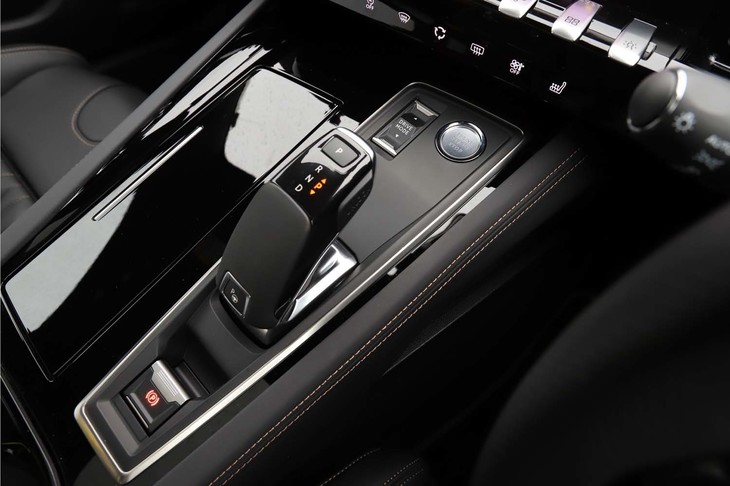 トランスミッションはアイシン・エィ・ダブリュ製の8段ATを採用。先代モデルの6段AT（同じアイシン製）から2段増えていながら、重量はほぼ同等にとどまるという。