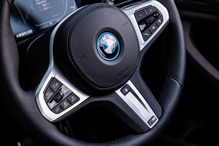 「iX3 Mスポーツ」には、ヒーター内蔵の「マルチファンクションMスポーツレザーステアリングホイール」が標準装備される。ACCやインフォテインメントの操作方法などは、内燃機関を搭載する「X3」と同じだ。