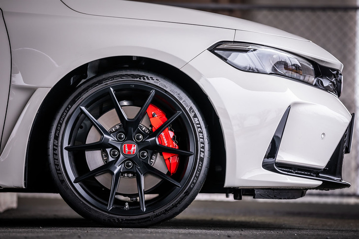 「シビック タイプR」専用チューニングが施された265/30ZR19サイズの「ミシュラン・パイロットスポーツ4 S」をOEタイヤとして採用。タイヤ幅を拡大しながらエアボリュームを確保するために、このサイズが選択されたという。