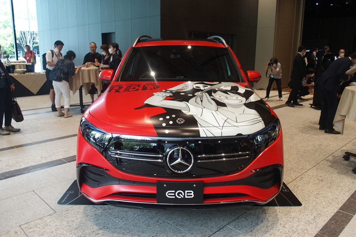 メルセデス・ベンツ日本は「EQB」の発売に合わせ、映画『ONE PIECE FILM RED』とのコラボキャンペーンを実施する。今回の発表会場には、同映画の登場キャラクターを配した「EQB」のラッピングカーが展示された。