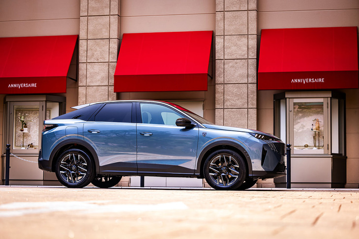 「STLA-Medium（STLAミディアム）」と呼ばれる新開発のプラットフォームを採用。ボディーサイズは先代モデルよりもひとまわり大きくなり、全長×全幅×全高＝4565×1895×1665mmで、ホイールベースは2730mmと発表されている。