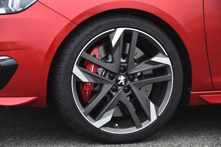足元は235/35ZR19サイズのタイヤと19インチアロイホイールの組み合わせ。フロントには専用のブレーキシステムが採用されており、スポークの間から赤いキャリパーがのぞいている。