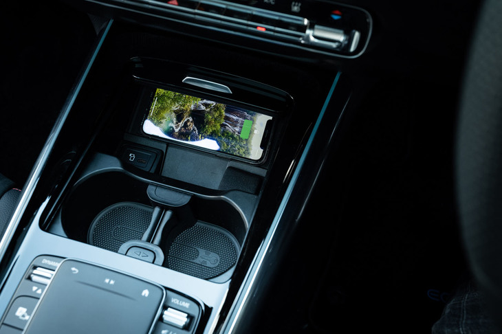 メルセデス・ベンツEQA250（非接触充電機能）