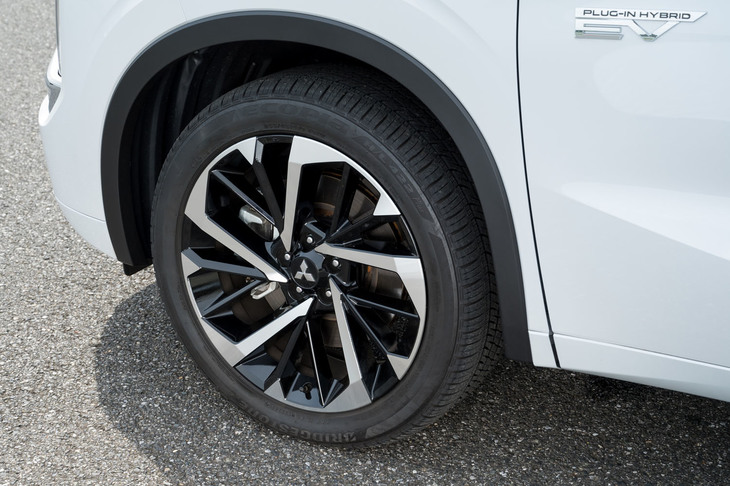 タイヤサイズはエントリーグレードの「M」のみ235/60R18で、その他のグレードはいずれも255/45R20となっている。試乗車はブリヂストンのSUV用エコタイヤ（オールシーズンタイヤ）を装着していた。