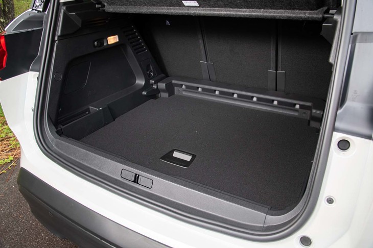 ラゲッジスペースの容量はリアシートをもっとも後ろにスライドさせた場合（写真）が580リッターで、もっとも前にした場合が670リッター。さらに、背もたれをすべて倒せば1630リッターにまで拡大できる。